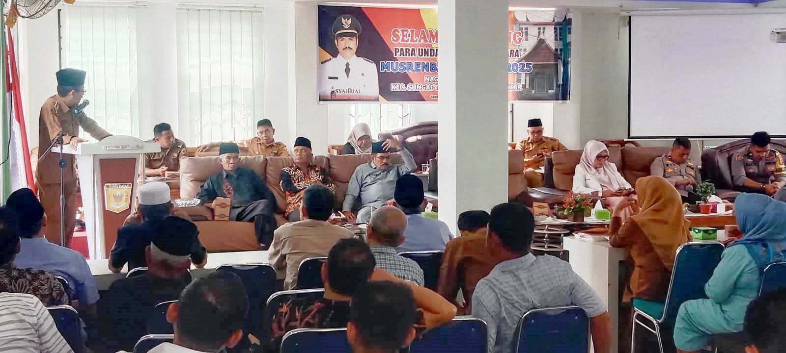 Camat Sungai Tarab Miza Azis saat memberi sambutan pada acara Musrenbang Nagari Simpuruik.